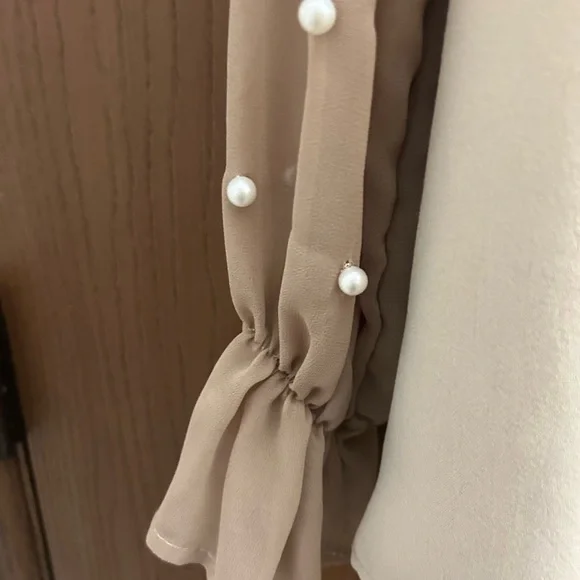 Elegant Cream Blouse with Sheer Sleeves - Picture 3 of 4